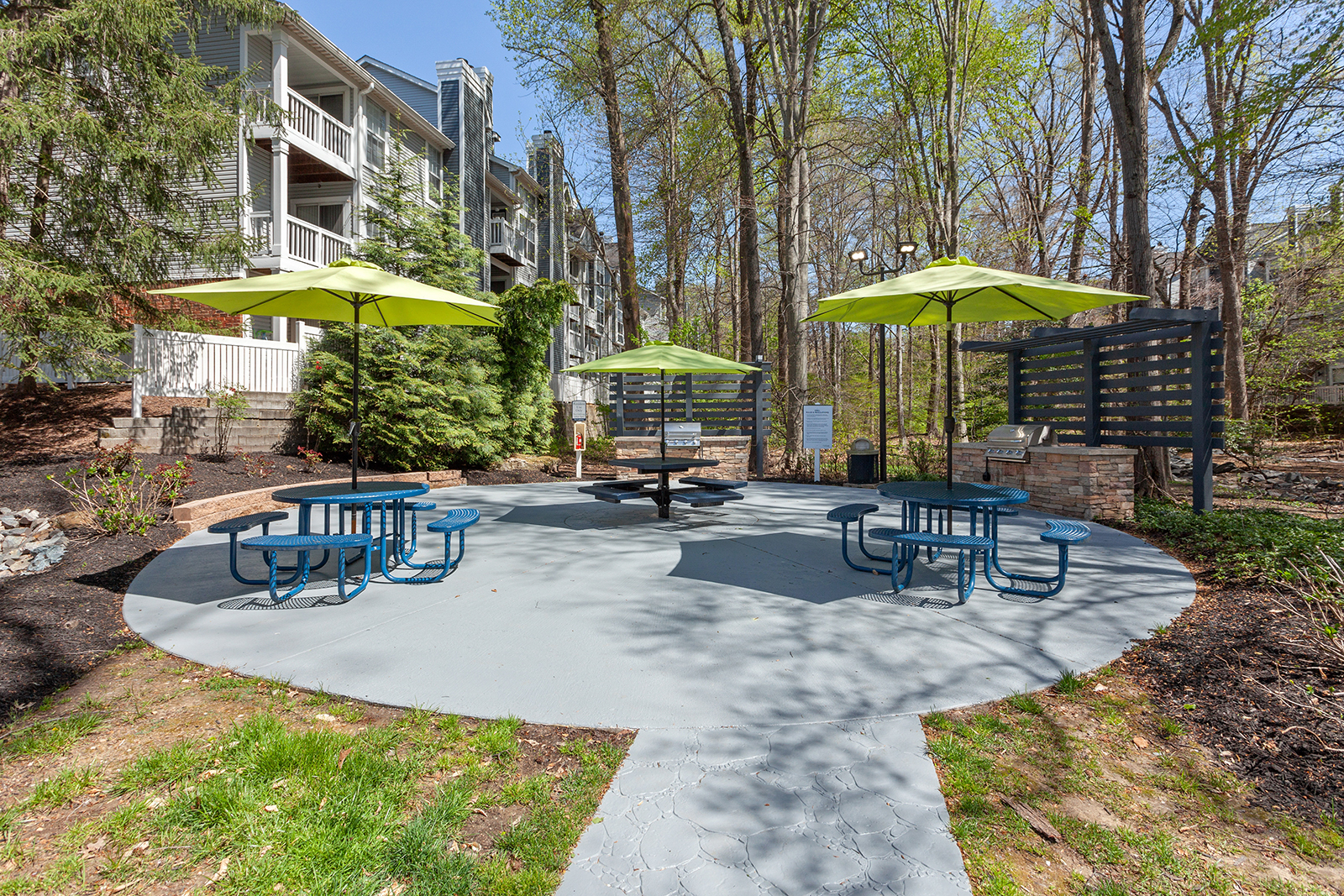 luxury crofton apartment grills and picnic tables